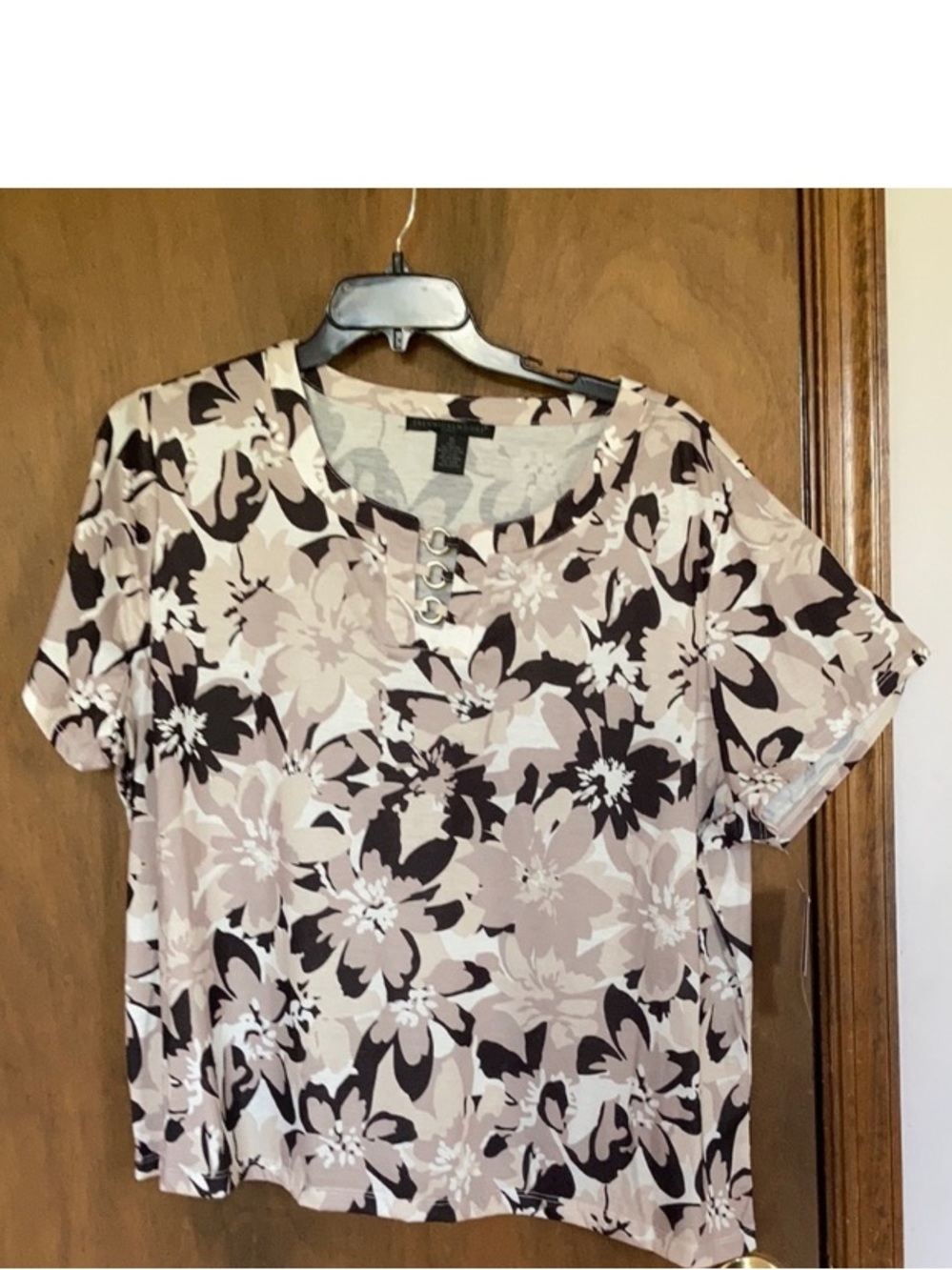 Preswick & Moore top floral print w detail at neckline neutral 3X